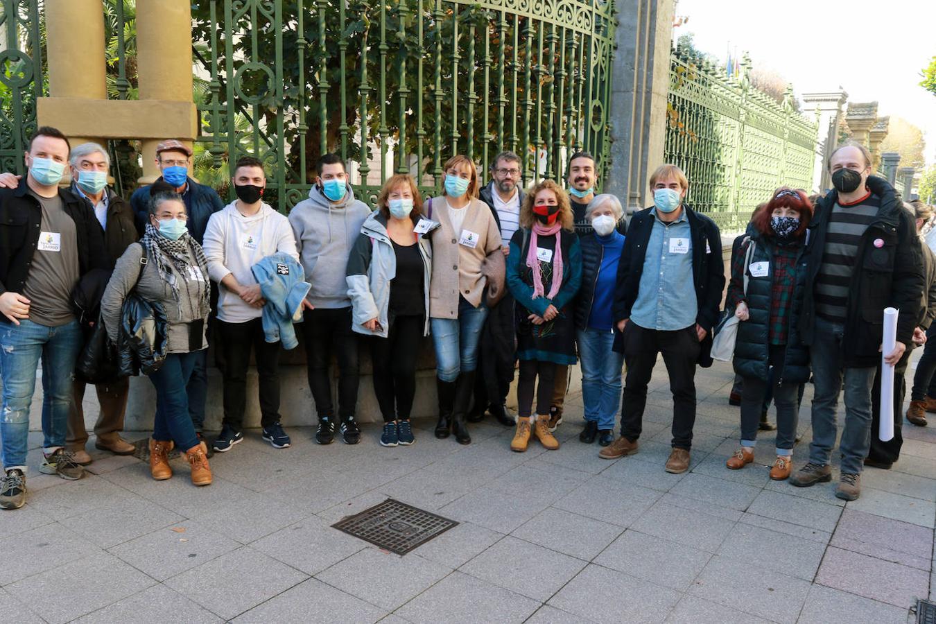 Centenares de vecinos del Occidente de Asturias se han movilizado este sábado en Oviedo para demandar más personal sanitario para el área sanitaria dependiente del Hospital comarcal de Jarrio. Han reclamado una sanidad «pública, digna y de calidad».