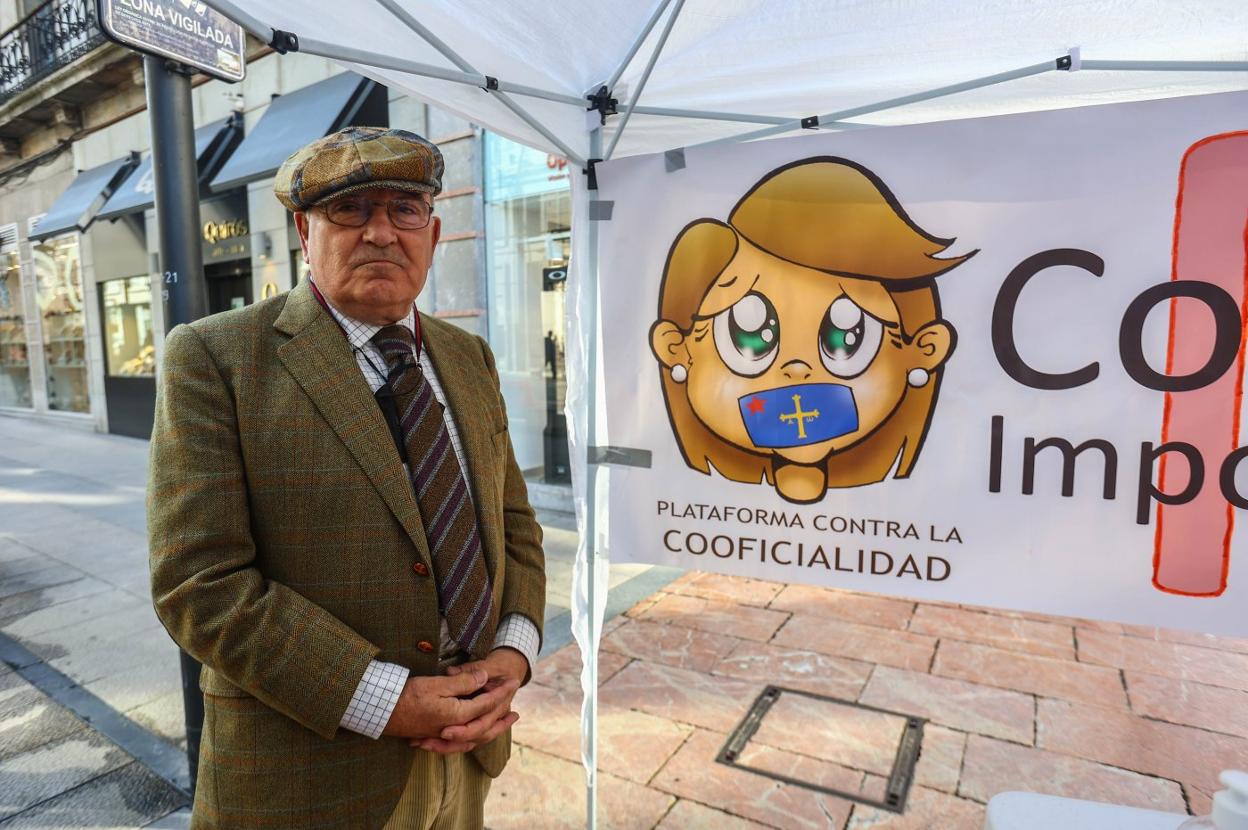 Juan Luis Rodríguez-Vigil, ayer, tras la firma. 