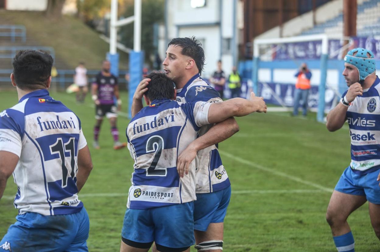 Los jugadores del Pasek Belenos celebran uno de los ensayos conseguidos ayer. 