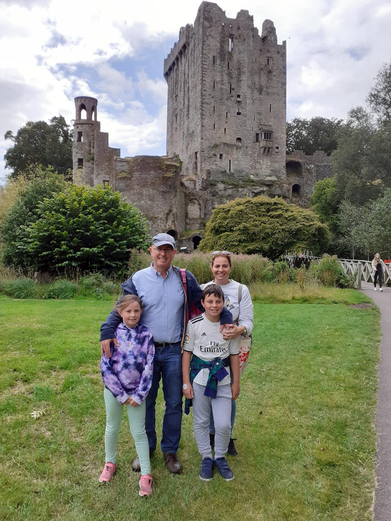 Santiago Álvarez y Leticia Marcos, con sus hijos, Clara y Luis. 