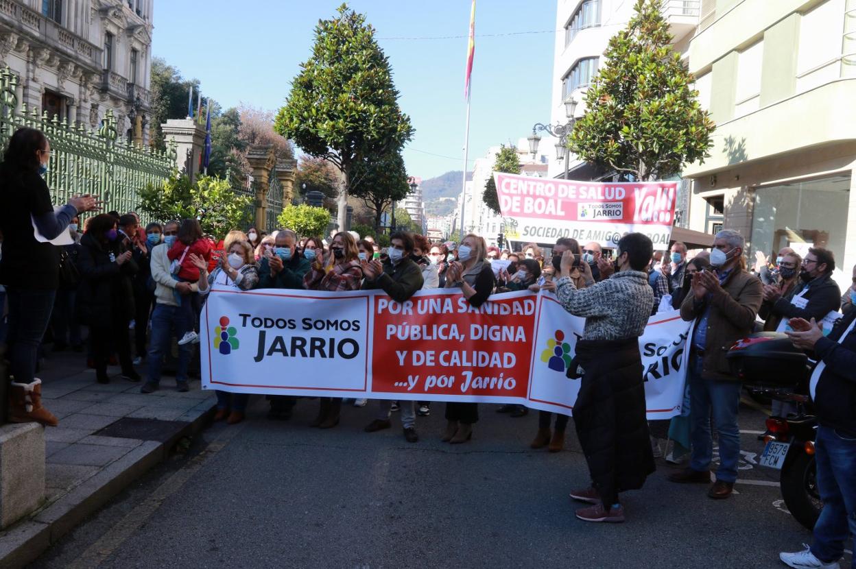 Miembros y simpatizantes de Todos Somos Jarrio aplauden al finalizar la protesta en las puertas de la sede de la Junta General, en Oviedo. 