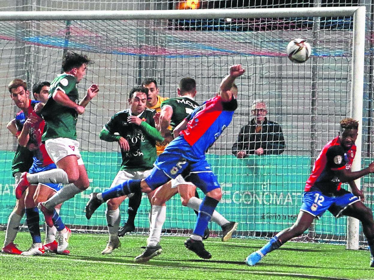 El Langreo, ayer, buscando el gol en una jugada de estrategia. 