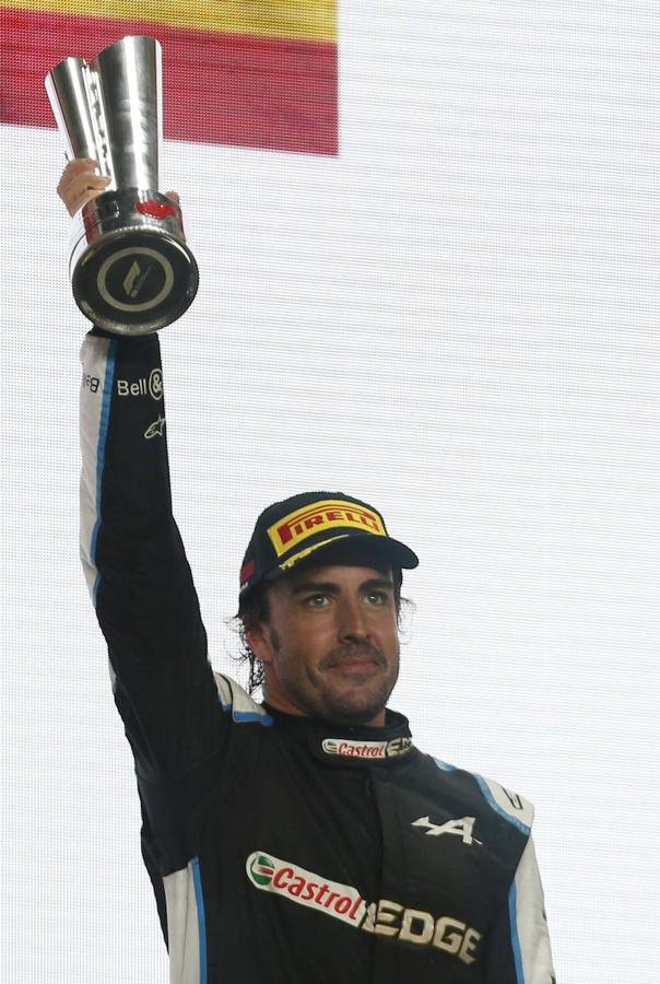 Fotos: Fernando Alonso sube a pulso al podio de Catar