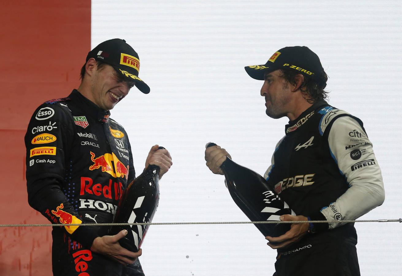 Fotos: Fernando Alonso sube a pulso al podio de Catar