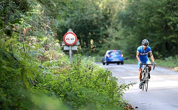 DGT | Nueva sanción por adelantar a ciclistas sin mantener 1,5 metros de separación