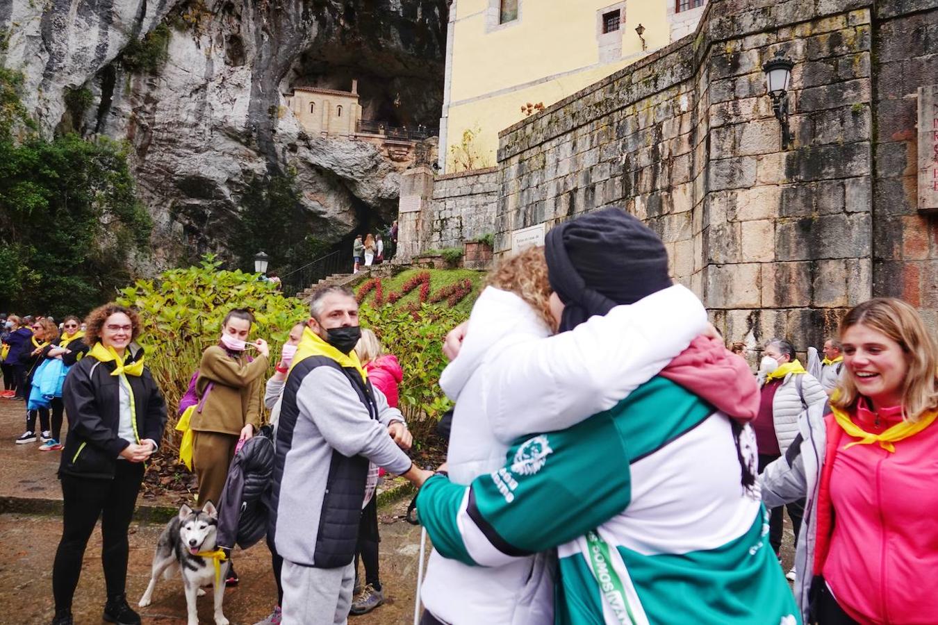 La I Marcha Solidaria contra el Sarcoma de Ewing, que se celebró este domingo entre Cangas de Onís y el Santuario de Covadonga, contó con más de 600 inscritos. Todo el dinero que se recaude se destinará, a través de la asociación 'Todos Somos Iván', a la investigación contra esta enfermedad, que se lleva a cabo en el Hospital Virgen del Rocío de Sevilla.