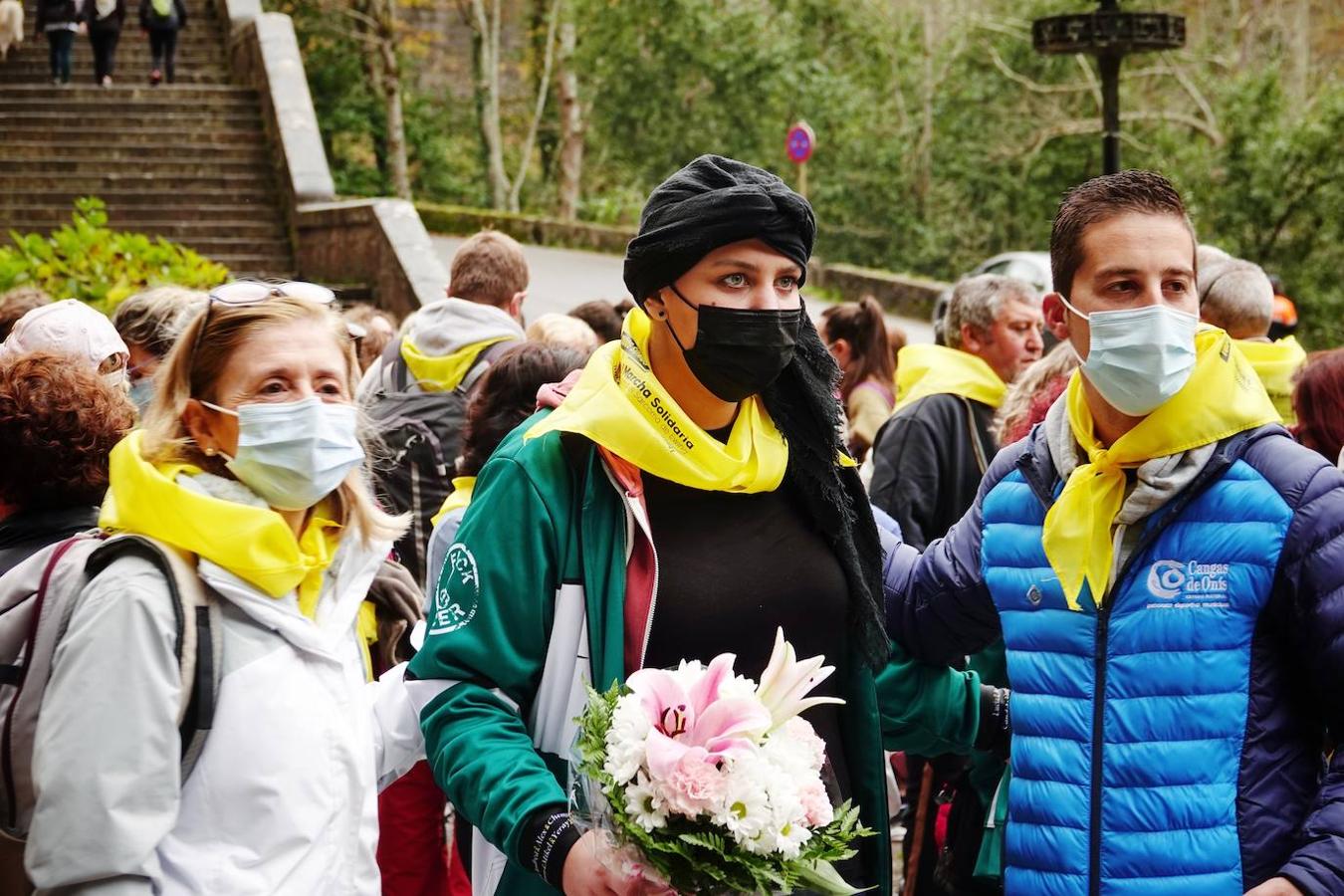 La I Marcha Solidaria contra el Sarcoma de Ewing, que se celebró este domingo entre Cangas de Onís y el Santuario de Covadonga, contó con más de 600 inscritos. Todo el dinero que se recaude se destinará, a través de la asociación 'Todos Somos Iván', a la investigación contra esta enfermedad, que se lleva a cabo en el Hospital Virgen del Rocío de Sevilla.