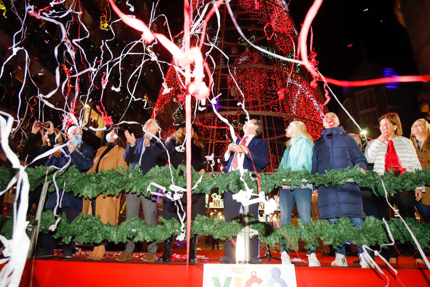 Vigo ha inaugurado ya su popular alumbrado navideño. El encendido de millones de luces 'led', que decoran 350 calles de la ciudad, se celebró durante un evento multitudinario que culminó con el lanzamiento de confeti y nieve artificial.