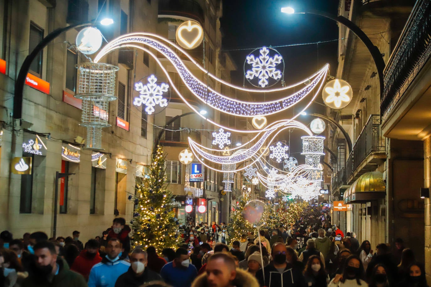 Vigo ha inaugurado ya su popular alumbrado navideño. El encendido de millones de luces 'led', que decoran 350 calles de la ciudad, se celebró durante un evento multitudinario que culminó con el lanzamiento de confeti y nieve artificial.