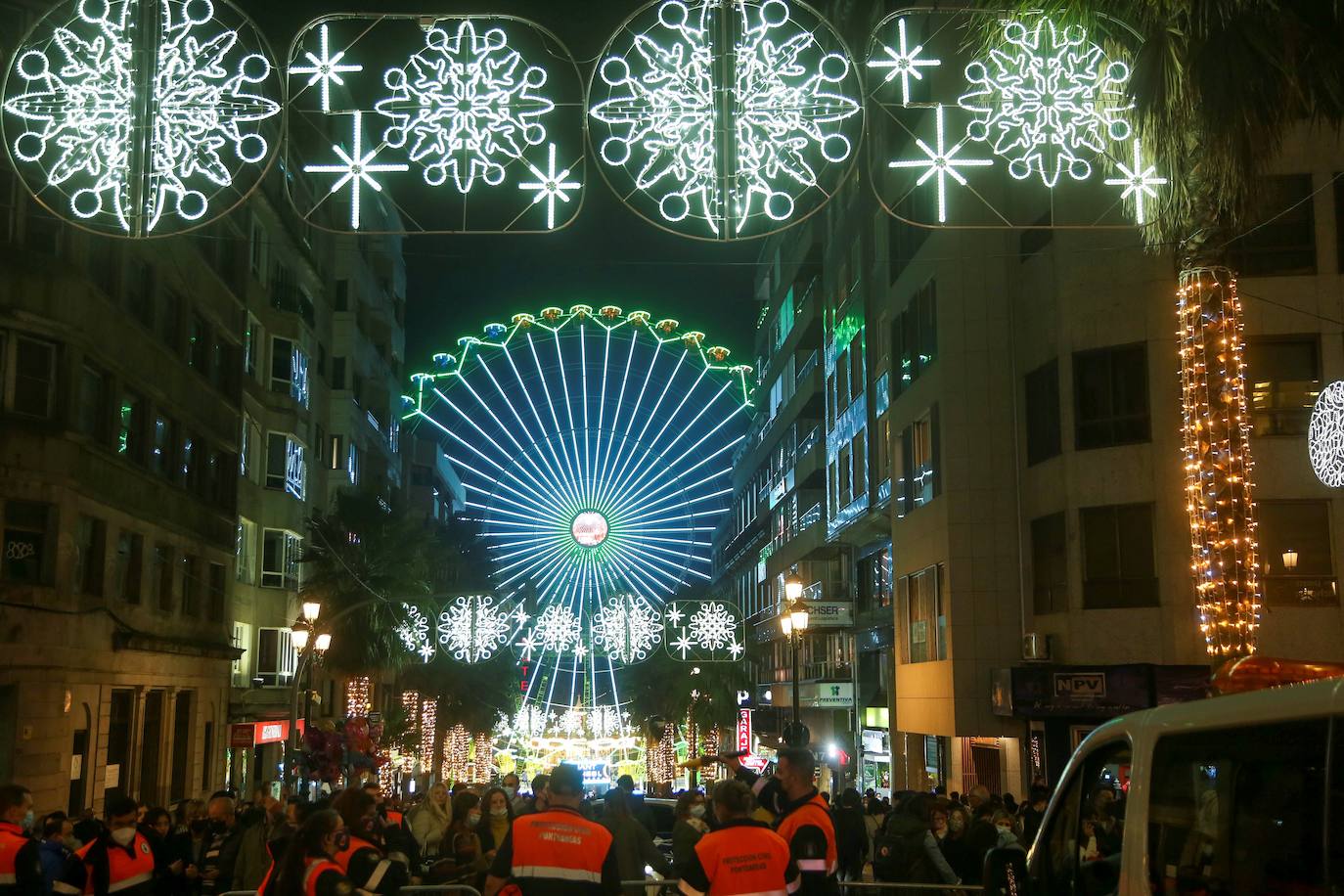 Vigo ha inaugurado ya su popular alumbrado navideño. El encendido de millones de luces 'led', que decoran 350 calles de la ciudad, se celebró durante un evento multitudinario que culminó con el lanzamiento de confeti y nieve artificial.