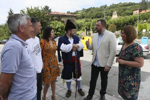 Marcelino Martínez, Rafael Palacios, Nuria Rodríguez, Aitor García, Adrián Barbón y Gimena Llamedo, en la Fiesta de la Oficialidá en 2019.