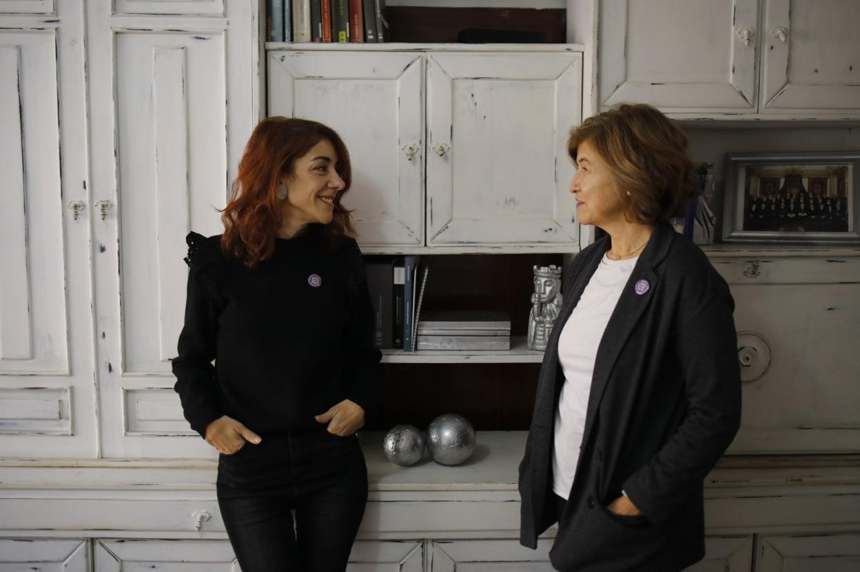 Almudena López y Elena Ocejo, presidenta y expresidenta de la única asociación de juristas asturiana, Abogadas para la Igualdad. 