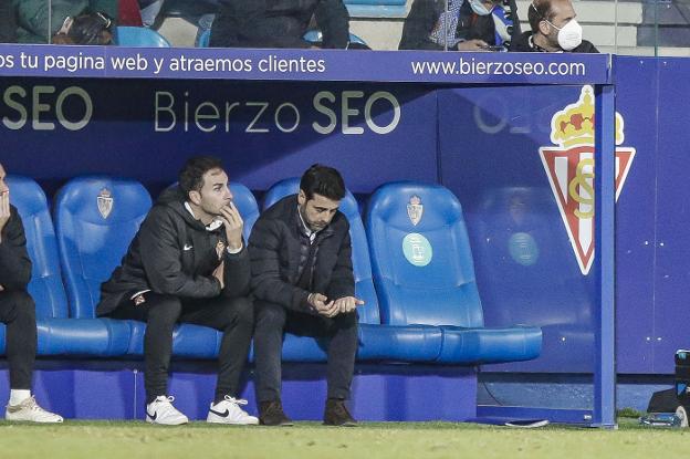 David Gallego, cabizbajo en el banquillo, junto al segundo entrenador rojiblanco, Toni Clavero. 