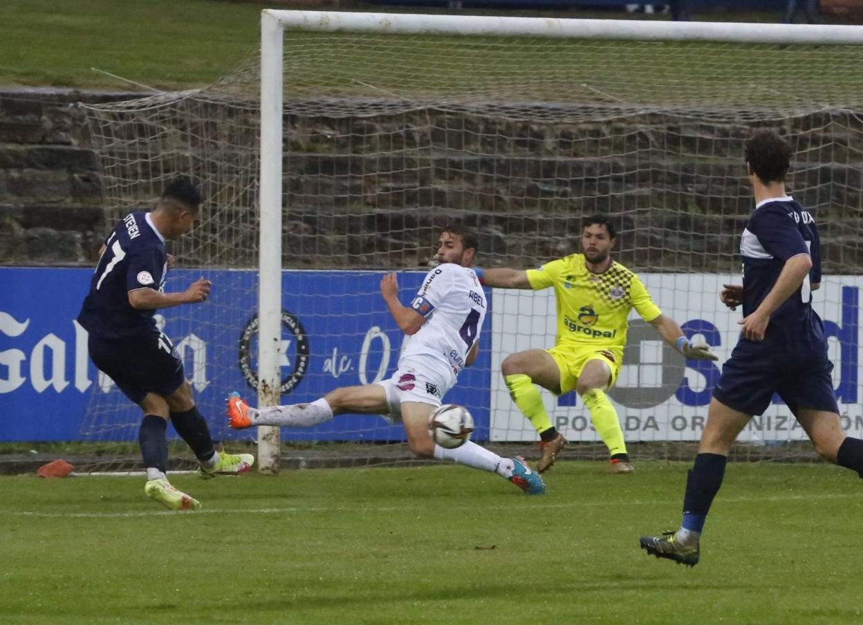 El marinista Steven remata en la jugada que supuso el primer gol. 