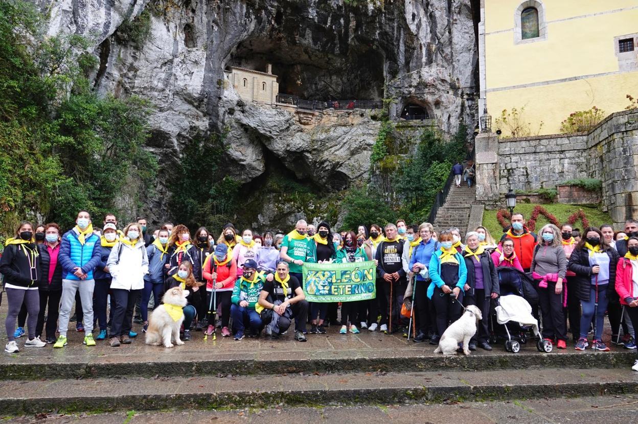 Doscientas personas participaron en la I Marcha Solidaria contra el Sarcoma de Ewing, una enfermedad que padece Andrea Alonso, vecina de Cangas de Onís. 