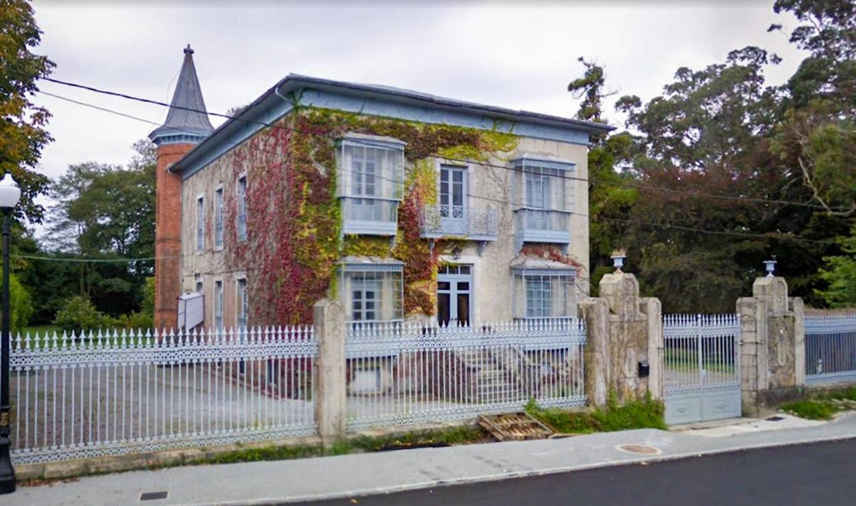 La fachada de la casona está decorada por enredaderas y destaca el torreón original de ladrillo visto. 