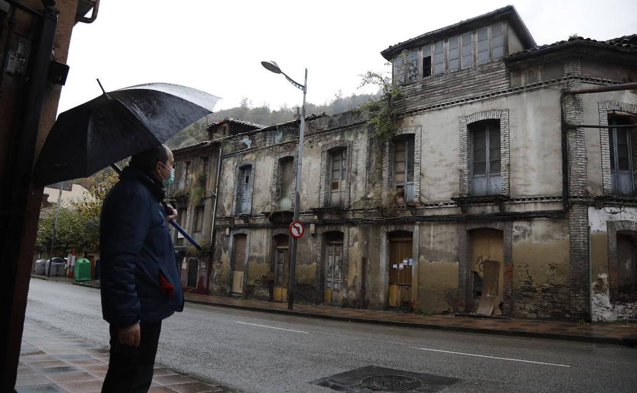 José Antonio Rubio observa con pesar uno de los edificios históricos de La Villa en riesgo de caer