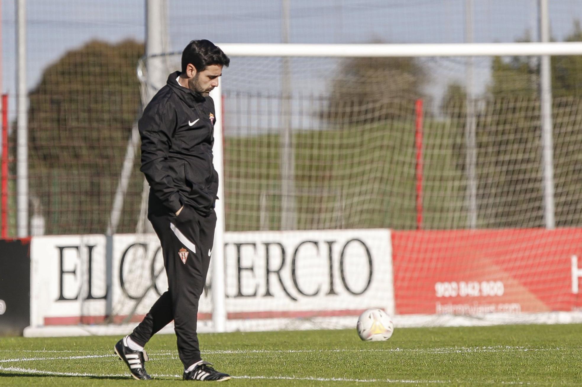 David Gallego, bajo estas líneas, en un entrenamiento de la semana pasada. A la derecha, en la rueda de prensa de El Toralín. 