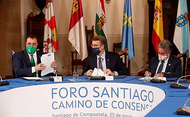Los presidentes de Asturias, Galicia y Cantabria durante la firma del acuerdo en el marco del Foro Santiago, Camino de Consenso.