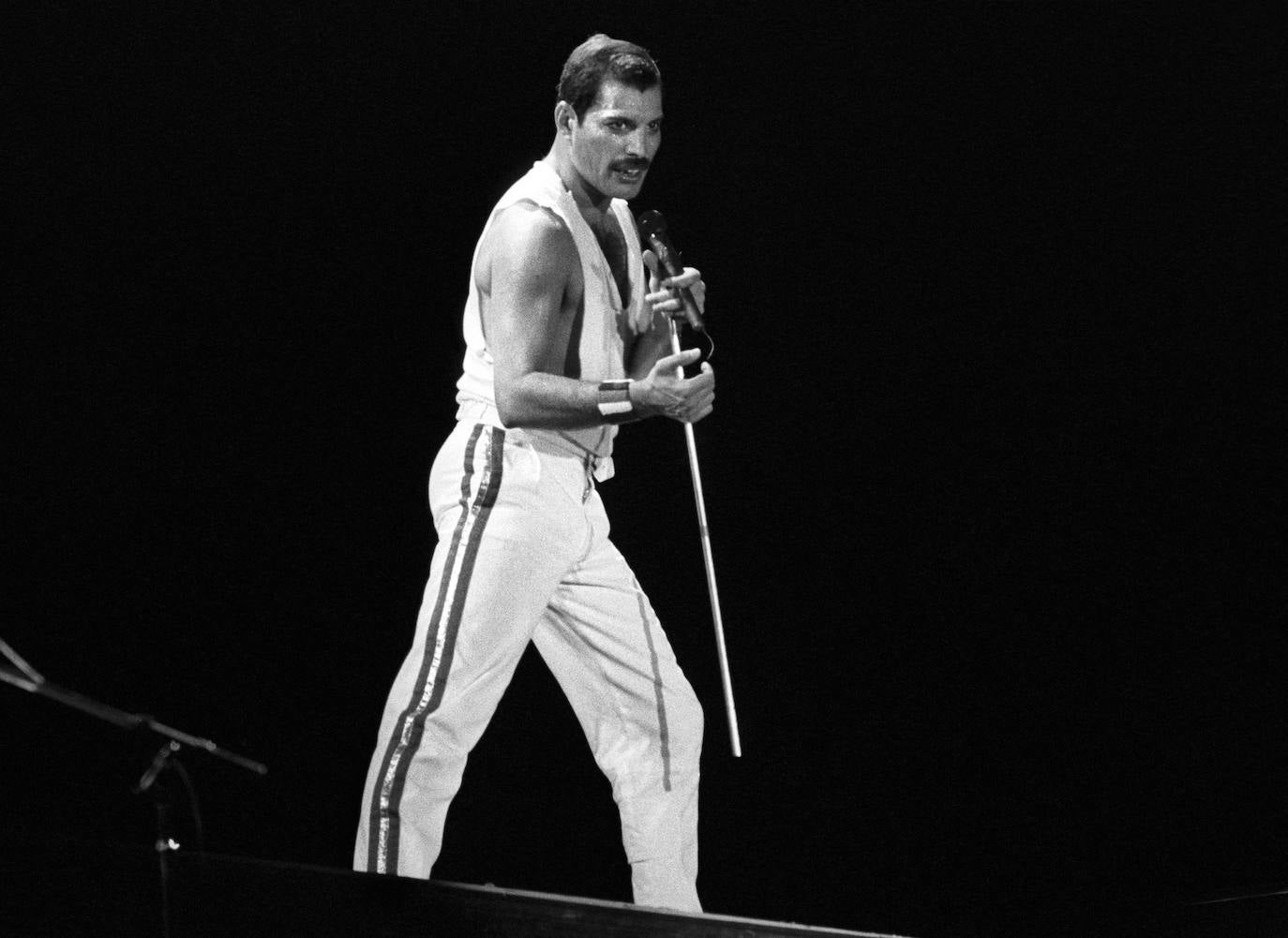 El sábado 23 de noviembre de 1991 Freddy Mercury, líder de Queen, anunció su enfermedad: «Deseo confirmar que he dado positivo en las pruebas del virus y que tengo sida. Sentí que era correcto mantener esta información en privado para proteger la privacidad de quienes me rodean. Ha llegado el momento de que mis amigos y mis fans en todo el mundo conozcan la verdad, y deseo que todos se unan a mí, a mis médicos y a todos los que padecen esta terrible enfermedad para luchar contra ella». Solo un día después fallecería. Atrás dejó un legado inconmesurable en forma de canciones convertidas en auténticos himnos aún tres décadas después.