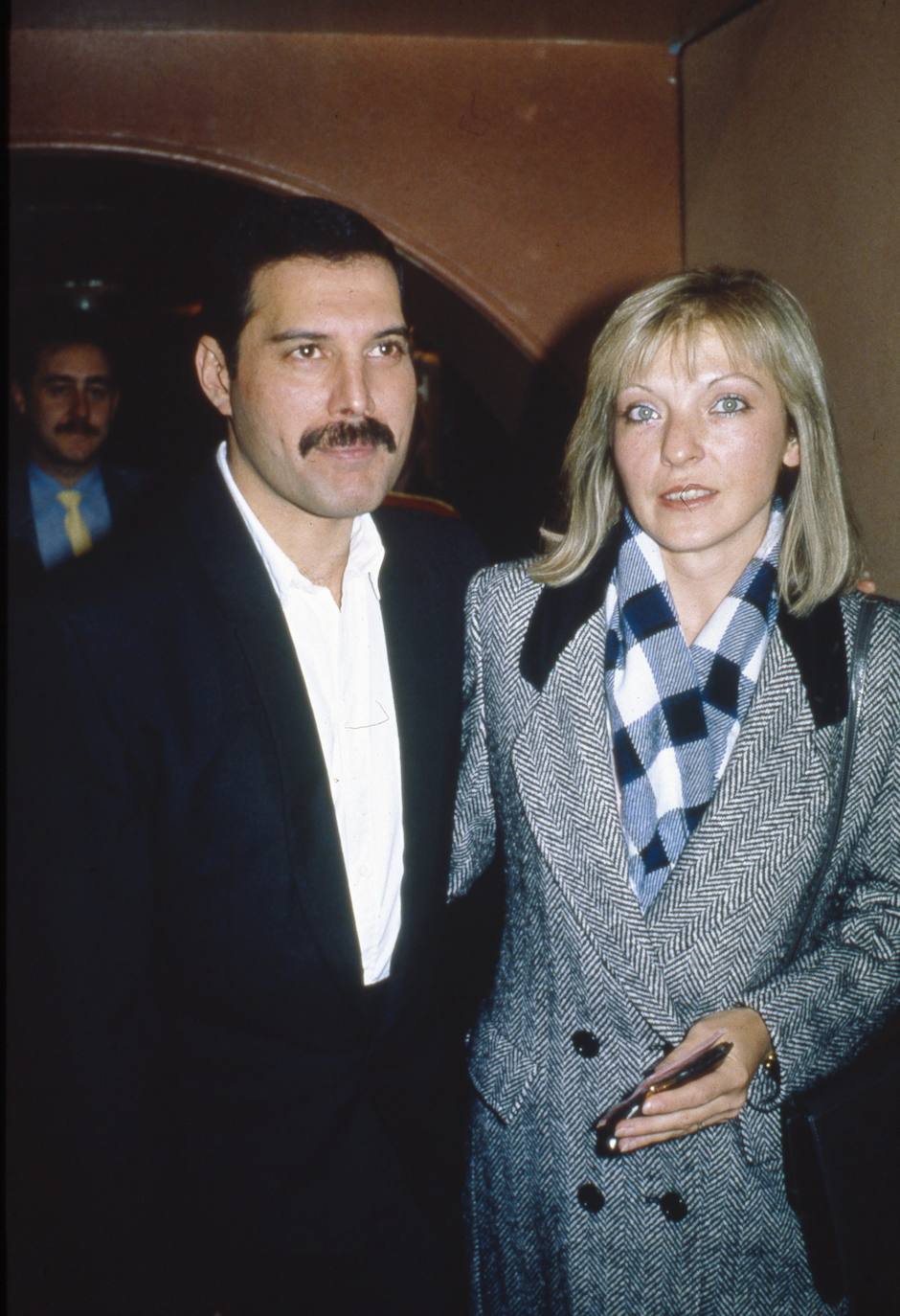 El sábado 23 de noviembre de 1991 Freddy Mercury, líder de Queen, anunció su enfermedad: «Deseo confirmar que he dado positivo en las pruebas del virus y que tengo sida. Sentí que era correcto mantener esta información en privado para proteger la privacidad de quienes me rodean. Ha llegado el momento de que mis amigos y mis fans en todo el mundo conozcan la verdad, y deseo que todos se unan a mí, a mis médicos y a todos los que padecen esta terrible enfermedad para luchar contra ella». Solo un día después fallecería. Atrás dejó un legado inconmesurable en forma de canciones convertidas en auténticos himnos aún tres décadas después.