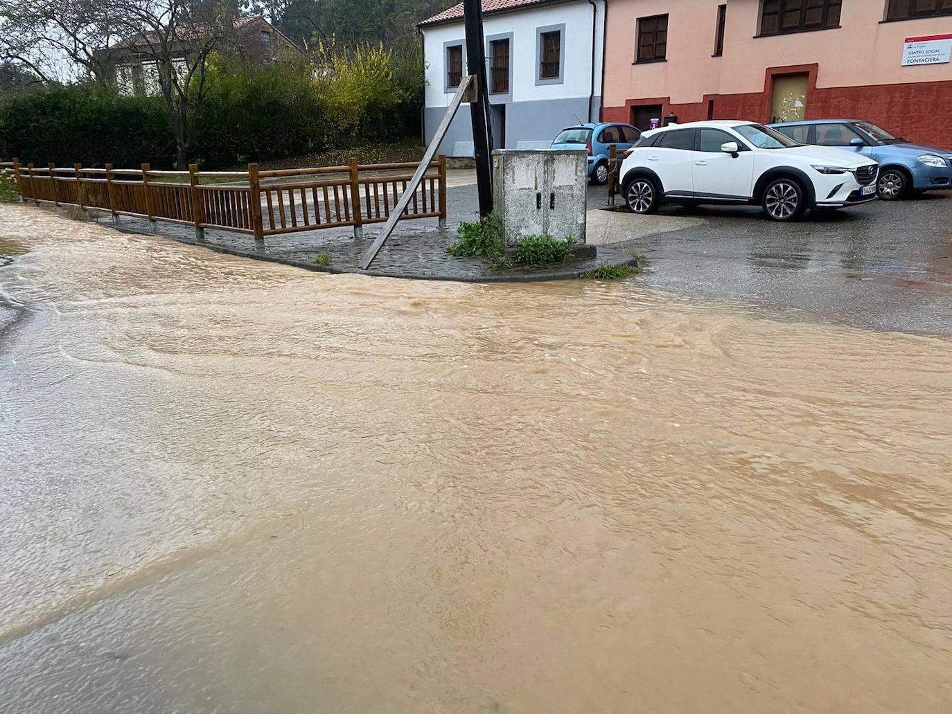 Las intensas lluvias y la nieve caída en los últimos días ha provocado importantes daños en buena parte de Asturias, principalmente en la zona oriental de la región donde, incluso, se ha tenido que evacuar a decenas de pacientes del hospital de Arriondas. Pero el agua también ha anegado otras áreas de Asturias 