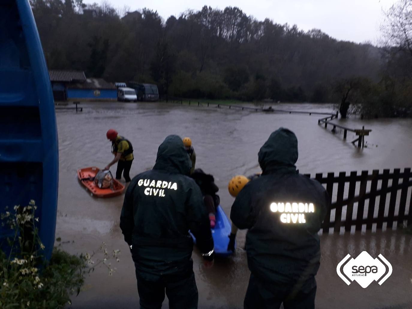 Las intensas lluvias y la nieve caída en los últimos días ha provocado importantes daños en buena parte de Asturias, principalmente en la zona oriental de la región donde, incluso, se ha tenido que evacuar a decenas de pacientes del hospital de Arriondas. Pero el agua también ha anegado otras áreas de Asturias 