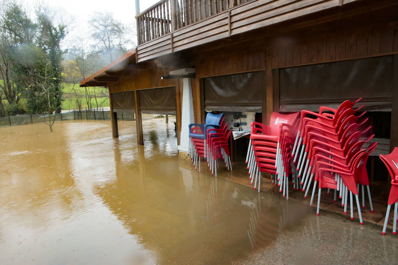 Las intensas lluvias y la nieve caída en los últimos días ha provocado importantes daños en buena parte de Asturias, principalmente en la zona oriental de la región donde, incluso, se ha tenido que evacuar a decenas de pacientes del hospital de Arriondas. Pero el agua también ha anegado otras áreas de Asturias 