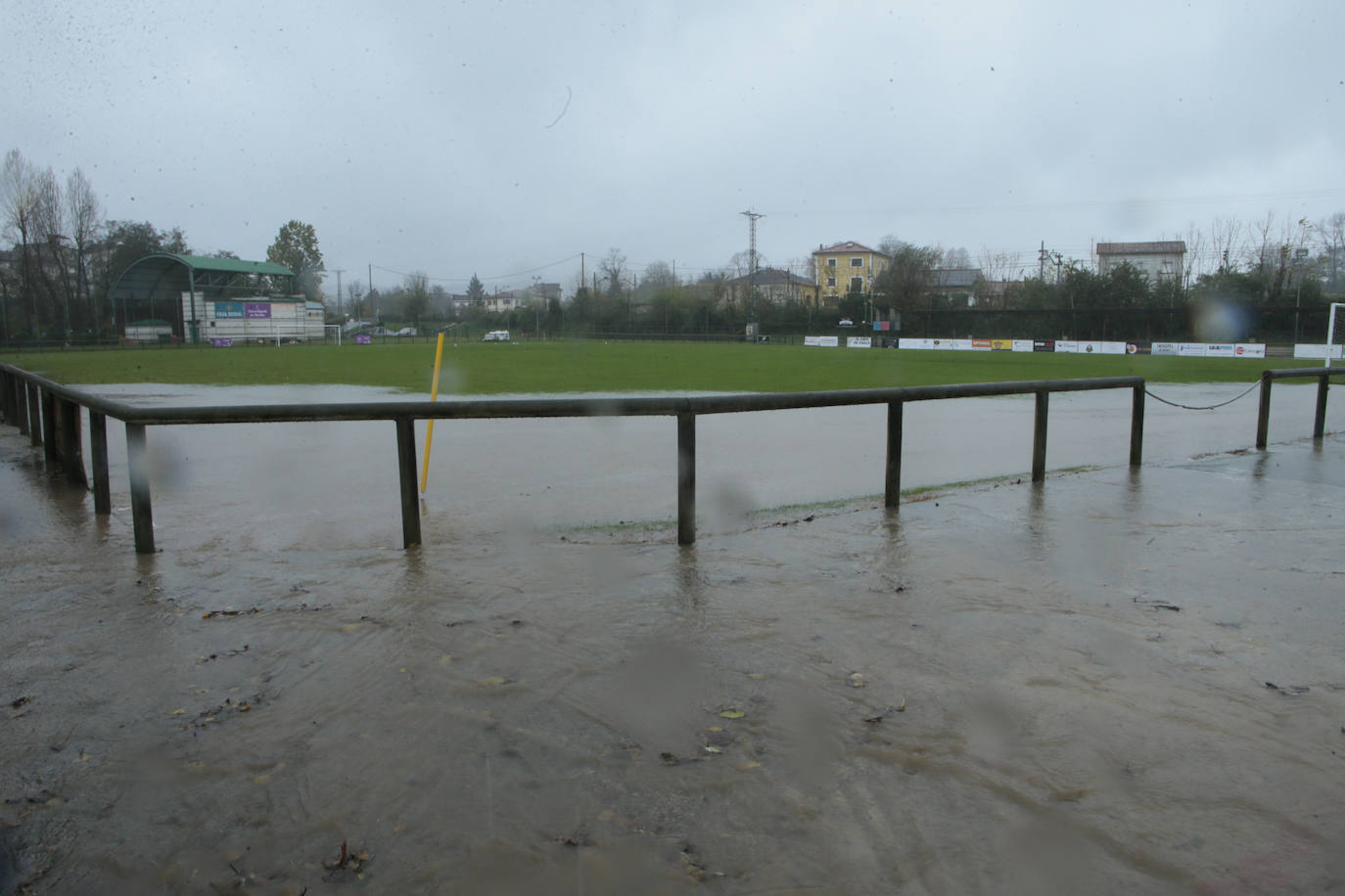 Las intensas lluvias y la nieve caída en los últimos días ha provocado importantes daños en buena parte de Asturias, principalmente en la zona oriental de la región donde, incluso, se ha tenido que evacuar a decenas de pacientes del hospital de Arriondas. Pero el agua también ha anegado otras áreas de Asturias 