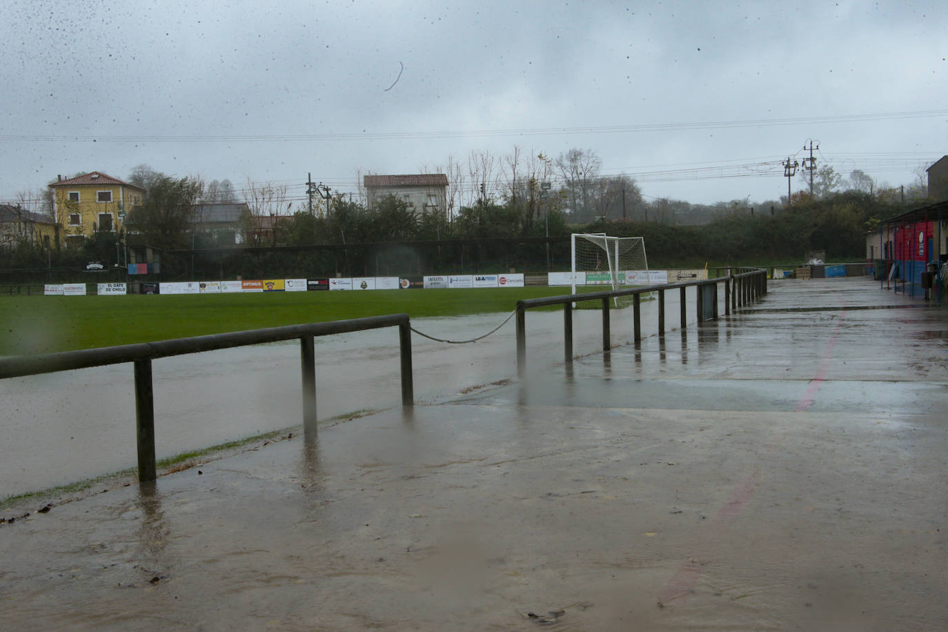 Las intensas lluvias y la nieve caída en los últimos días ha provocado importantes daños en buena parte de Asturias, principalmente en la zona oriental de la región donde, incluso, se ha tenido que evacuar a decenas de pacientes del hospital de Arriondas. Pero el agua también ha anegado otras áreas de Asturias 