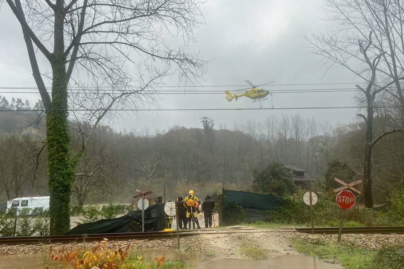 Las intensas lluvias y la nieve caída en los últimos días ha provocado importantes daños en buena parte de Asturias, principalmente en la zona oriental de la región donde, incluso, se ha tenido que evacuar a decenas de pacientes del hospital de Arriondas. Pero el agua también ha anegado otras áreas de Asturias 