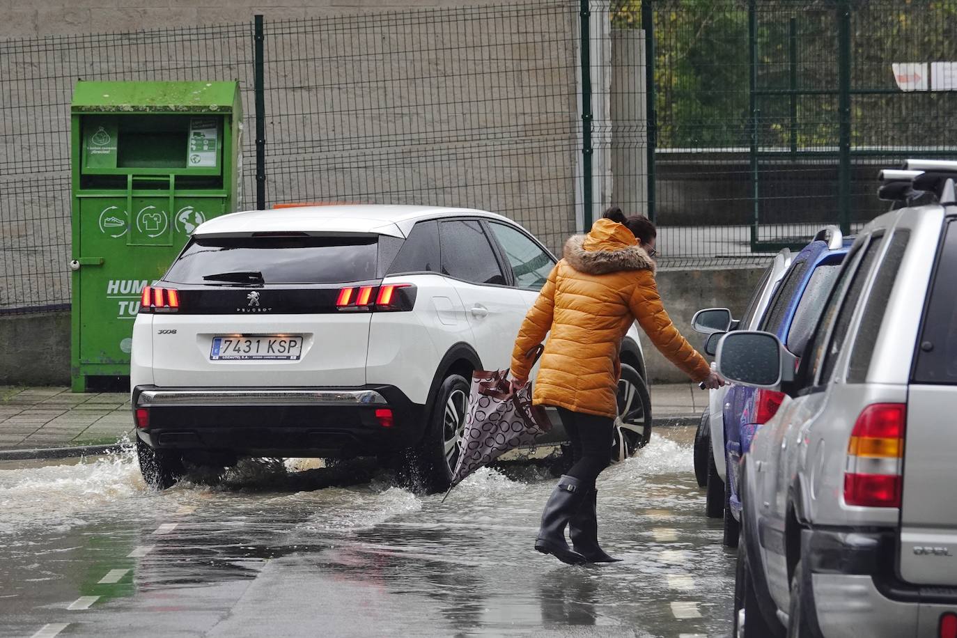 Las intensas lluvias y la nieve caída en los últimos días ha provocado importantes daños en buena parte de Asturias, principalmente en la zona oriental de la región donde, incluso, se ha tenido que evacuar a decenas de pacientes del hospital de Arriondas. Pero el agua también ha anegado otras áreas de Asturias 