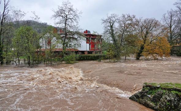 Las intensas lluvias y la nieve caída en los últimos días ha provocado importantes daños en buena parte de Asturias, principalmente en la zona oriental de la región donde, incluso, se ha tenido que evacuar a decenas de pacientes del hospital de Arriondas. Pero el agua también ha anegado otras áreas de Asturias 