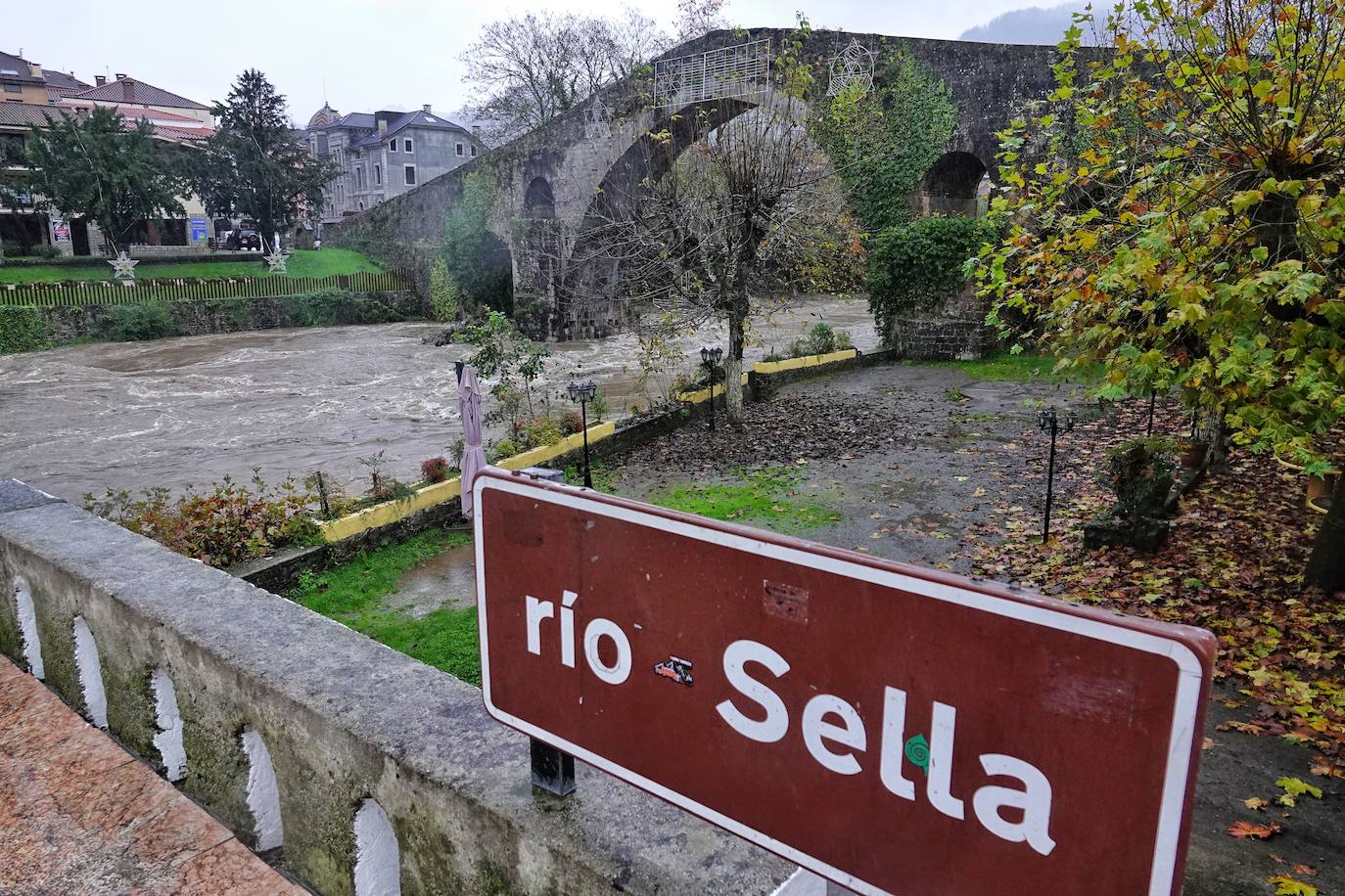 Las intensas lluvias y la nieve caída en los últimos días ha provocado importantes daños en buena parte de Asturias, principalmente en la zona oriental de la región donde, incluso, se ha tenido que evacuar a decenas de pacientes del hospital de Arriondas. Pero el agua también ha anegado otras áreas de Asturias 