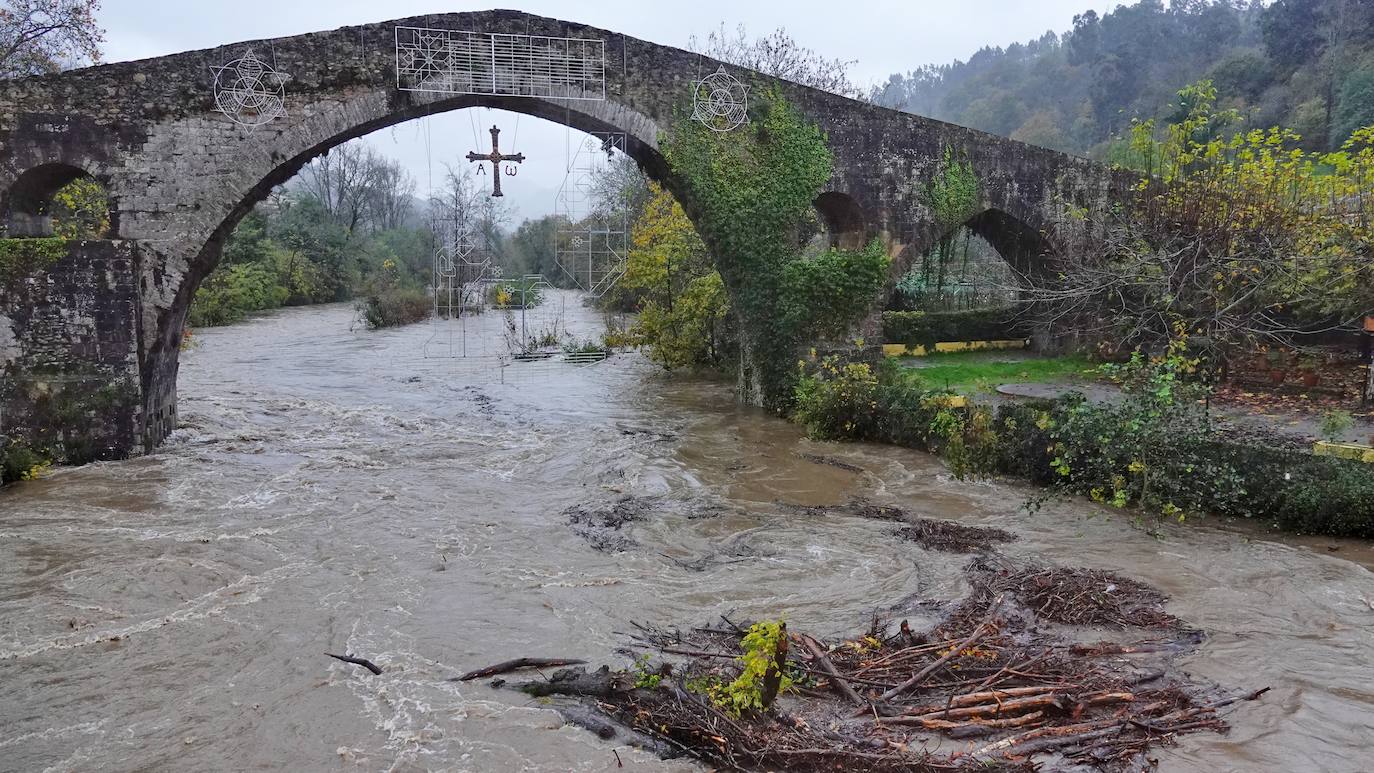 Las intensas lluvias y la nieve caída en los últimos días ha provocado importantes daños en buena parte de Asturias, principalmente en la zona oriental de la región donde, incluso, se ha tenido que evacuar a decenas de pacientes del hospital de Arriondas. Pero el agua también ha anegado otras áreas de Asturias 
