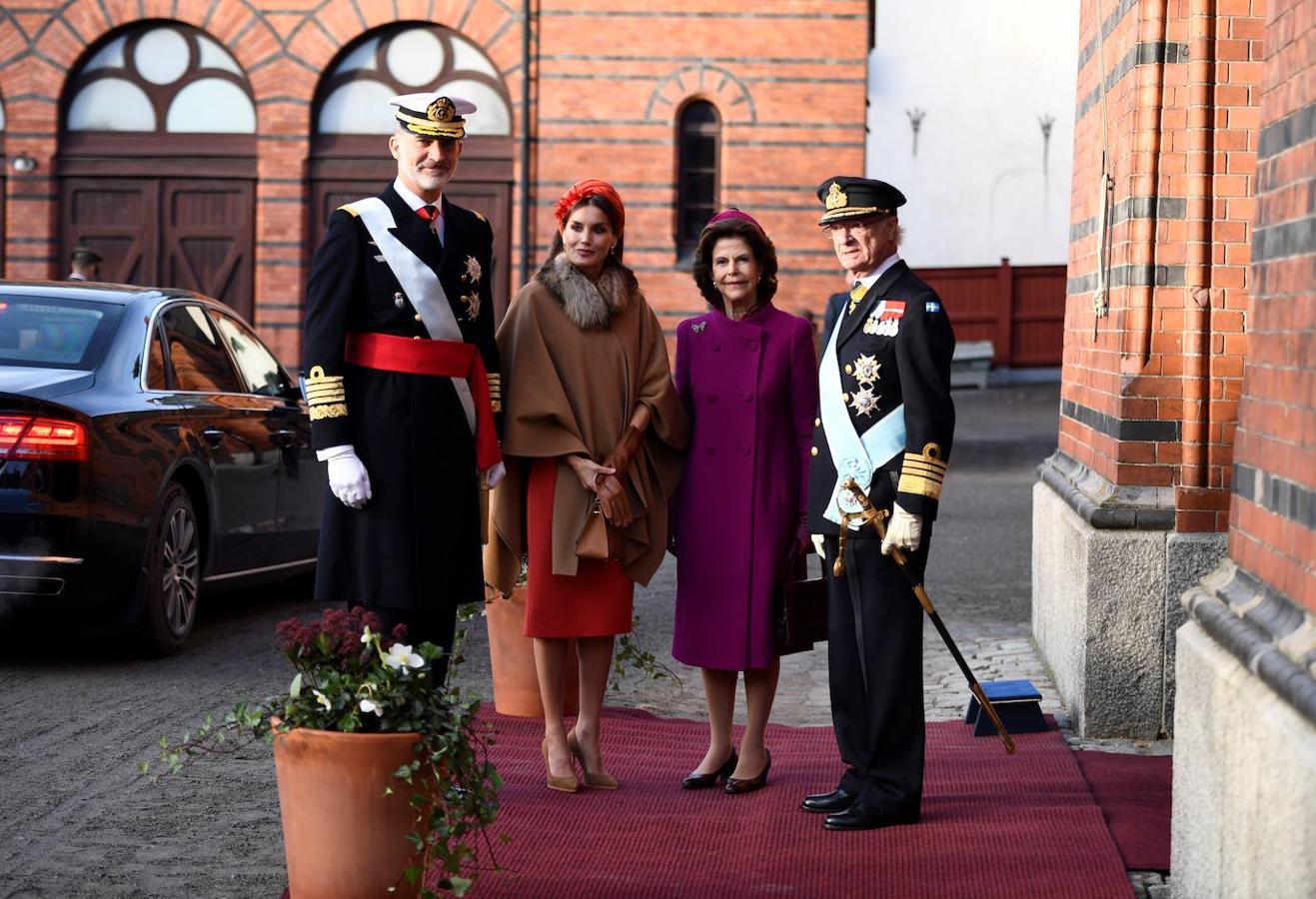 Don Felipe y doña Letizia, junto al Rey Carlos Gustavo de Suecia y la Reina de Suecia, Silvia, a su llegada al Palacio Real de Estocolmo