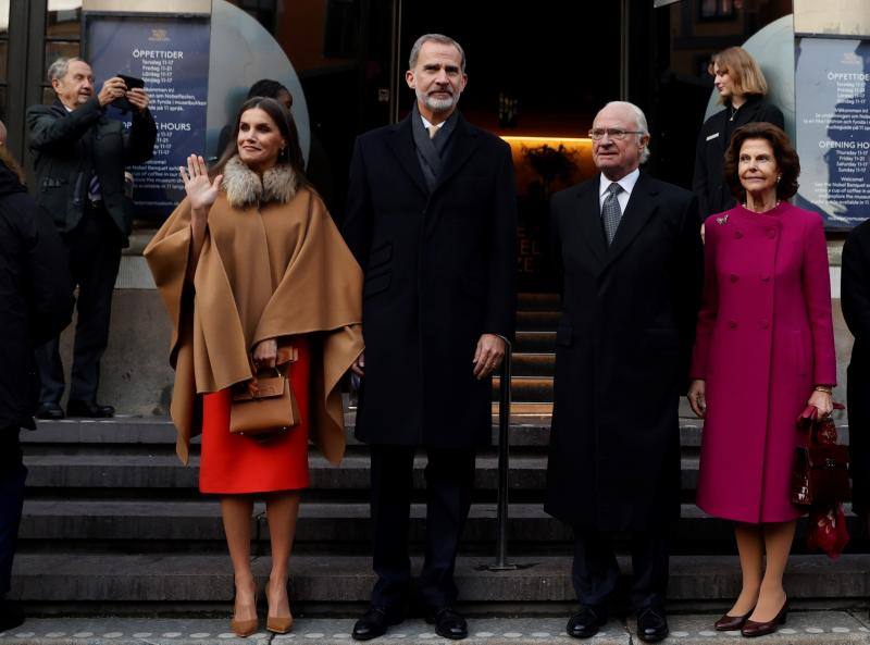 Don Felipe y doña Letizia, junto al Rey Carlos Gustavo de Suecia y la Reina de Suecia, Silvia, han visitado la exposición "Sinapsis. Arte y ciencia de España. De Ramón y Cajal a nuestros días" en el Museo Nobel
