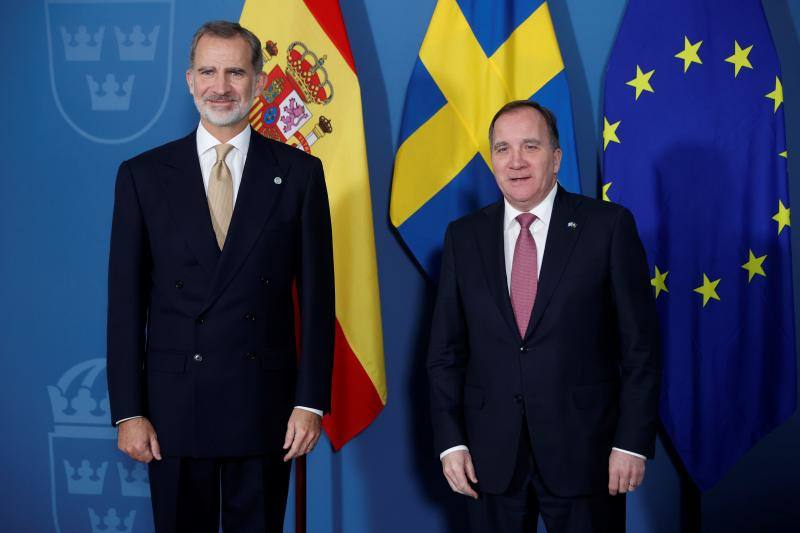 El Rey Felipe (i) junto al primer ministro sueco, Stefan Löfven, en el marco de la visita oficial que los Reyes de España llevan a cabo a Suecia