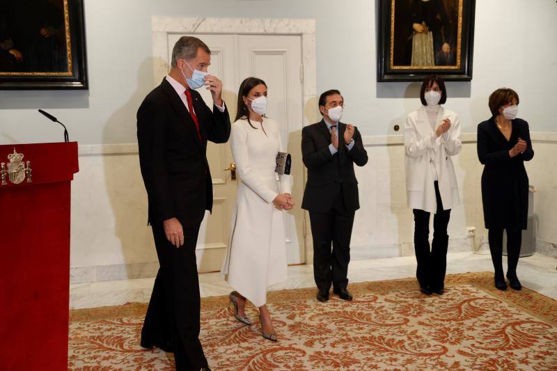 -Los Reyes de España Felipe y Letizia, acompañados por el ministro de Asuntos Exteriores, José Manuel Albares, la Ministra de Ciencia e Innovación Diana Morant, y la Embajadora de España, Cristina Latorre Sancho, durante el acto celebrado en la embajada de España en Estocolmo