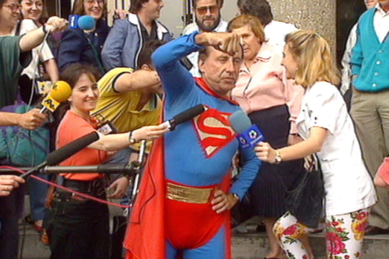 José María Ruiz-Mateos, disfrazado de Superman, en los juzgados de Madrid. 