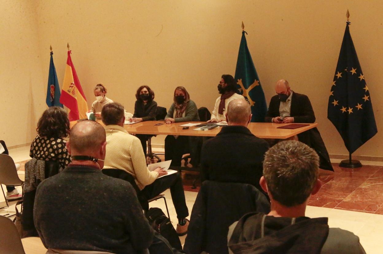 La reunión ayer en el Centro Polivalente Integrado entre organismos y docentes involucrados en el Plan 3S. 