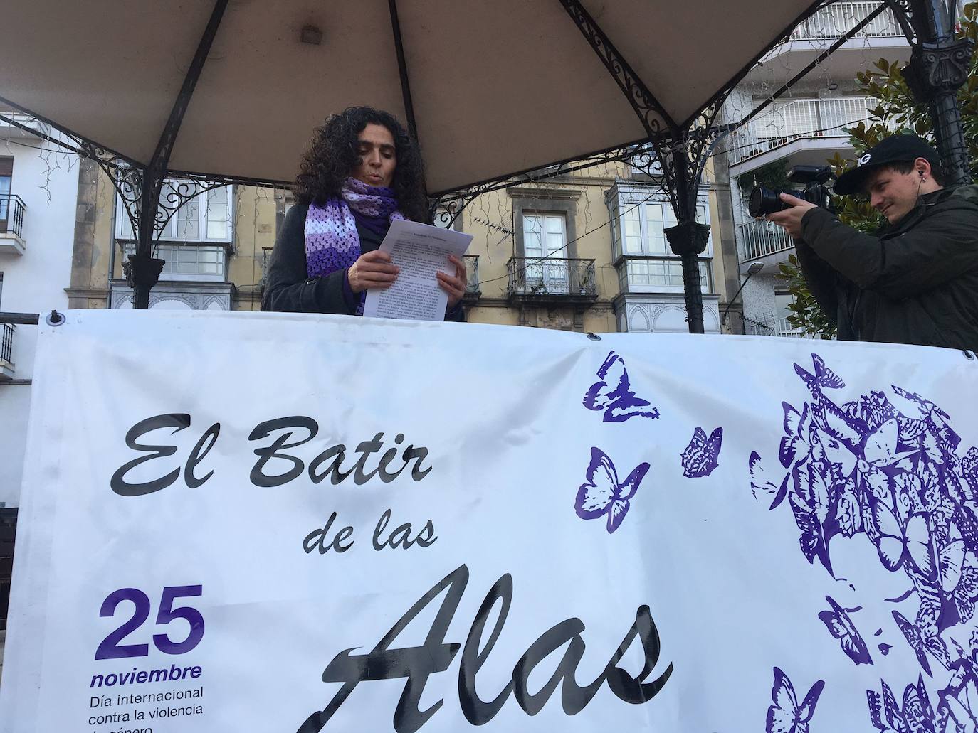 En Tapia, Tineo, Cangas del Narcea, Vegadeo, Luarca o El Franco ha predominado hoy el color morado y la reivindicación en el Día Internacional de la Eliminación de la Violencia contra las Mujeres. 