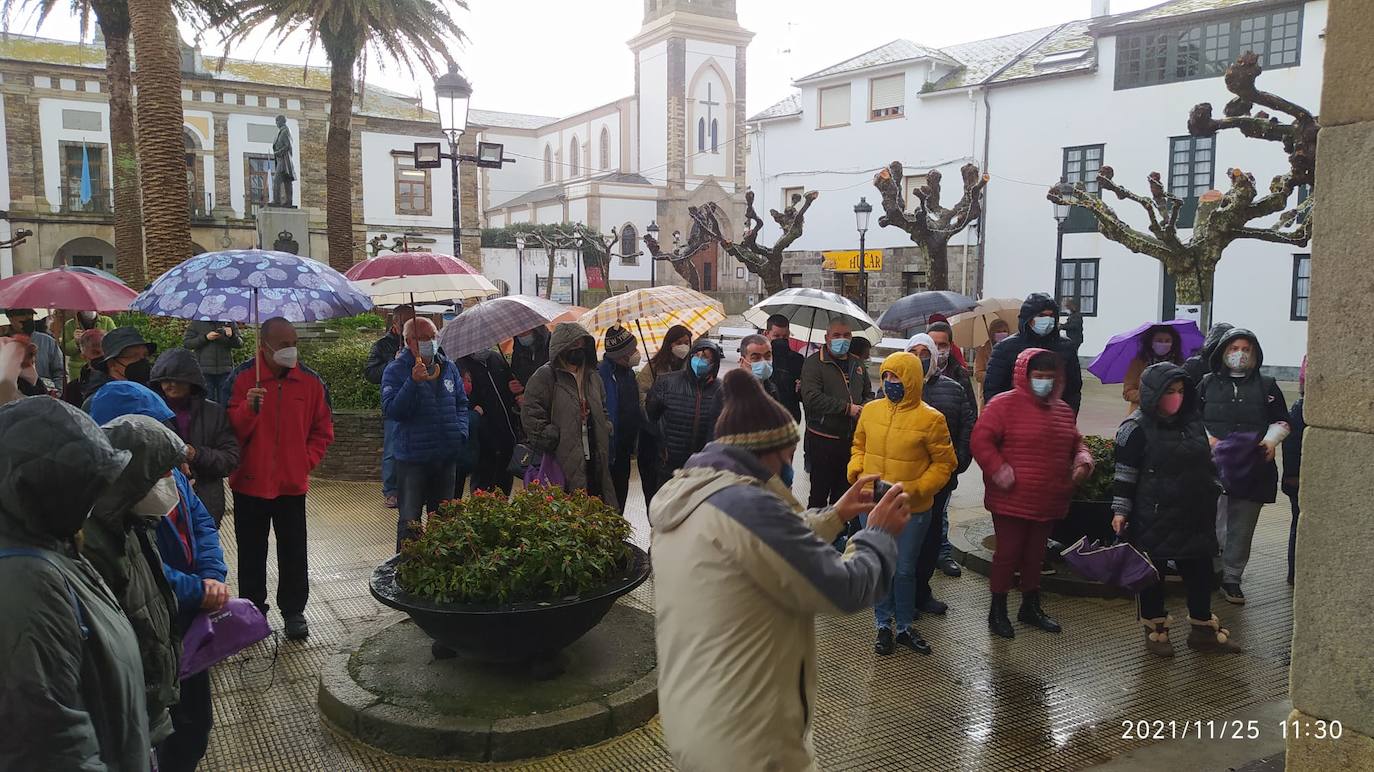 En Tapia, Tineo, Cangas del Narcea, Vegadeo, Luarca o El Franco ha predominado hoy el color morado y la reivindicación en el Día Internacional de la Eliminación de la Violencia contra las Mujeres. 