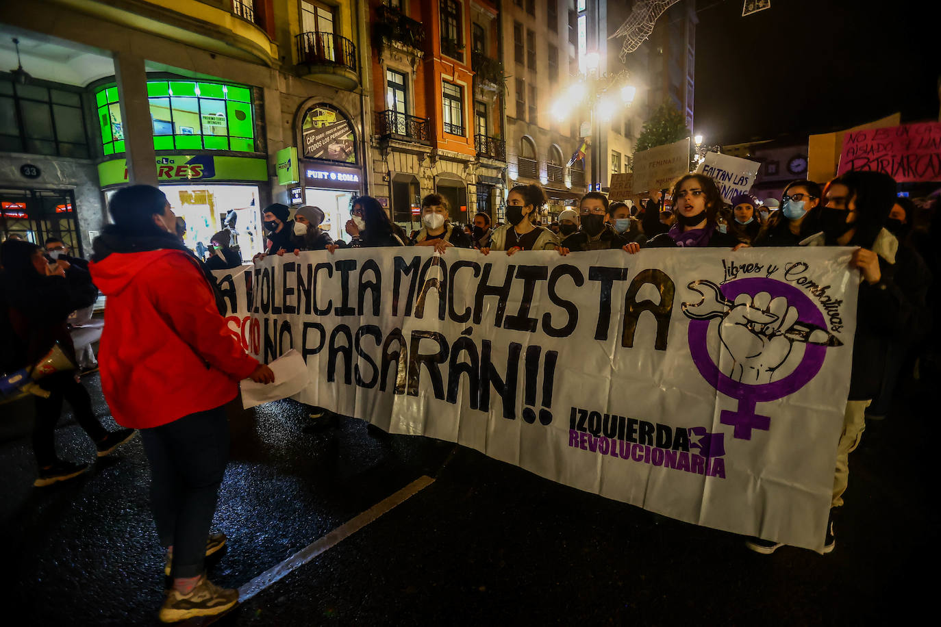Oviedo acoge la gran manifestación del 25-N en la que más de seiscientas personas, unidas y bajo la lluvia, lanzan un grito de apoyo a las víctimas y reivindican el fin de la violencia machista. La marcha sirve también para poner de relieve el calvario de la violencia vicaria, es decir, el que emplean los agresores para hacer daño a las mujeres a través de sus hijos.