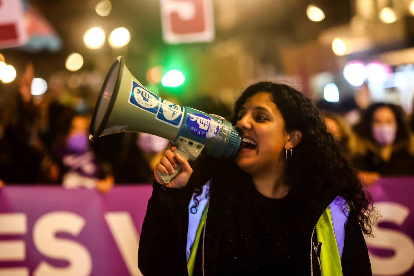 Oviedo acoge la gran manifestación del 25-N en la que más de seiscientas personas, unidas y bajo la lluvia, lanzan un grito de apoyo a las víctimas y reivindican el fin de la violencia machista. La marcha sirve también para poner de relieve el calvario de la violencia vicaria, es decir, el que emplean los agresores para hacer daño a las mujeres a través de sus hijos.