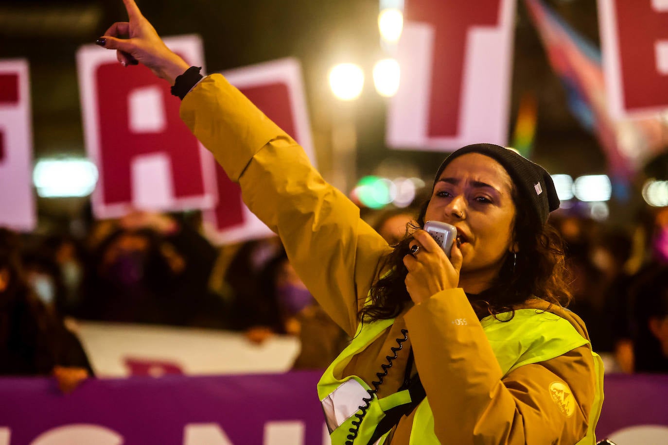 Oviedo acoge la gran manifestación del 25-N en la que más de seiscientas personas, unidas y bajo la lluvia, lanzan un grito de apoyo a las víctimas y reivindican el fin de la violencia machista. La marcha sirve también para poner de relieve el calvario de la violencia vicaria, es decir, el que emplean los agresores para hacer daño a las mujeres a través de sus hijos.