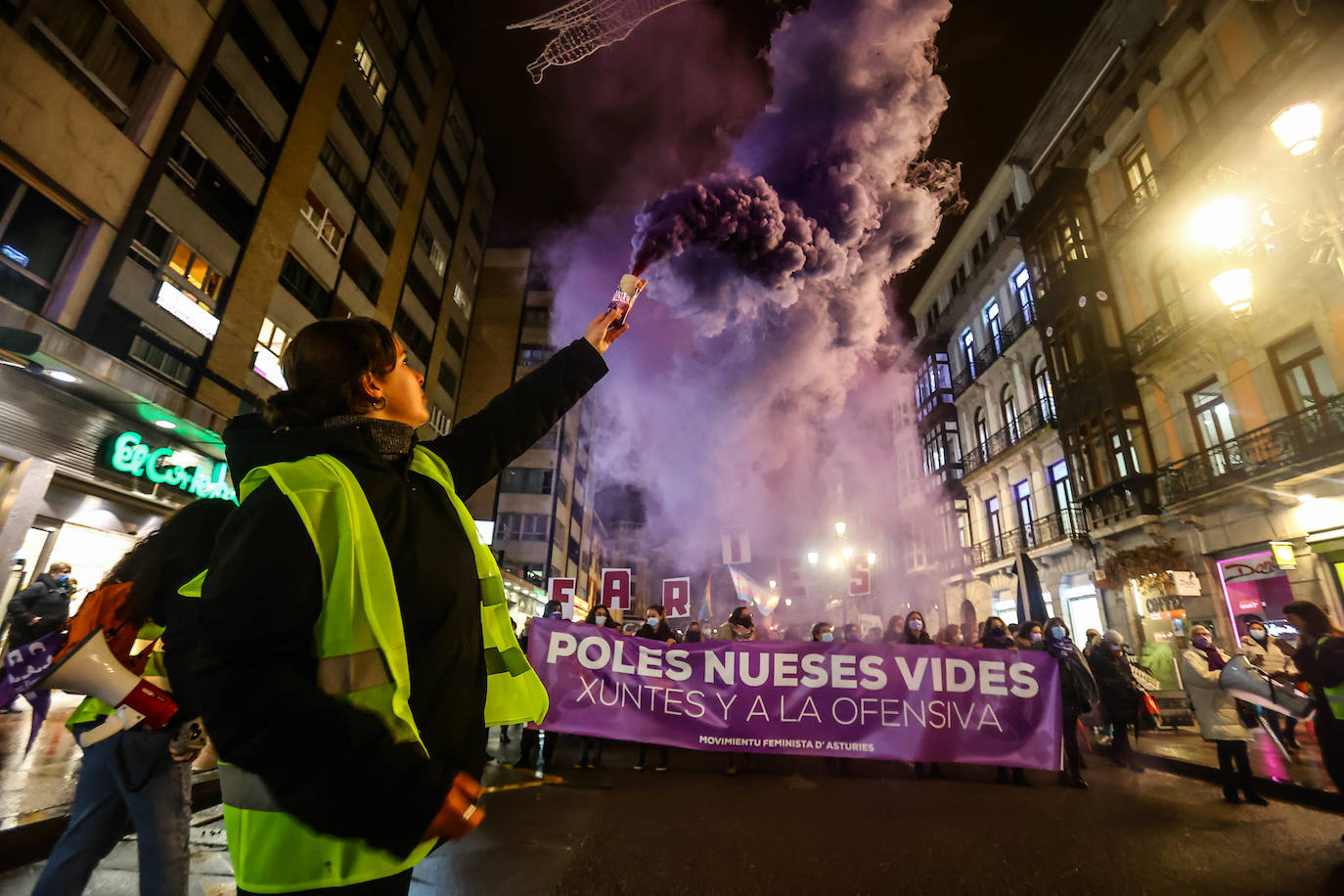 Oviedo acoge la gran manifestación del 25-N en la que más de seiscientas personas, unidas y bajo la lluvia, lanzan un grito de apoyo a las víctimas y reivindican el fin de la violencia machista. La marcha sirve también para poner de relieve el calvario de la violencia vicaria, es decir, el que emplean los agresores para hacer daño a las mujeres a través de sus hijos.