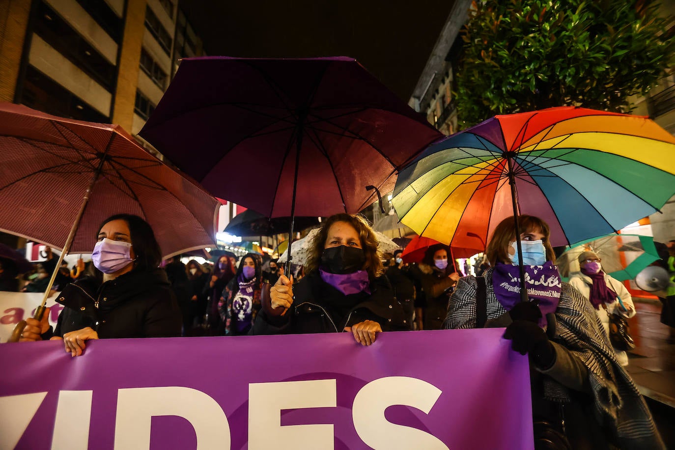 Oviedo acoge la gran manifestación del 25-N en la que más de seiscientas personas, unidas y bajo la lluvia, lanzan un grito de apoyo a las víctimas y reivindican el fin de la violencia machista. La marcha sirve también para poner de relieve el calvario de la violencia vicaria, es decir, el que emplean los agresores para hacer daño a las mujeres a través de sus hijos.