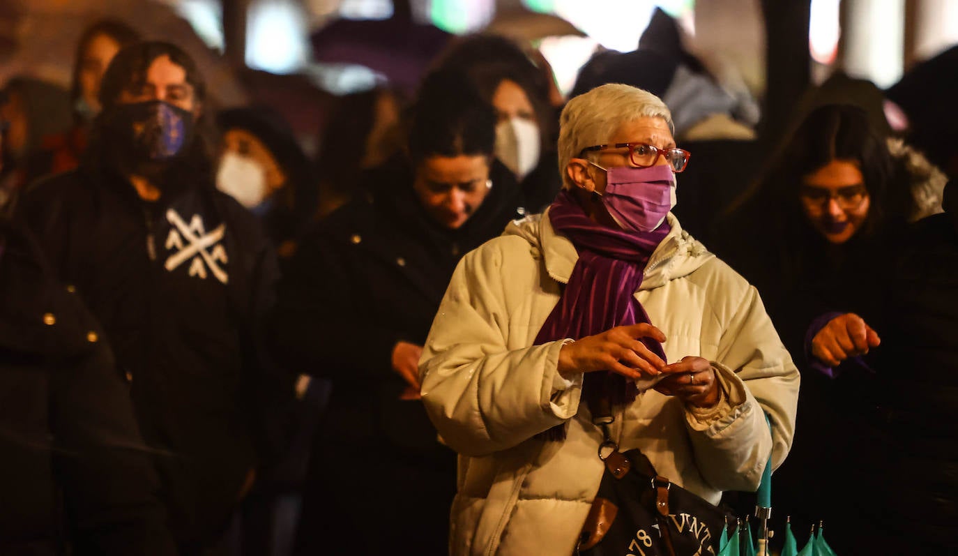 Oviedo acoge la gran manifestación del 25-N en la que más de seiscientas personas, unidas y bajo la lluvia, lanzan un grito de apoyo a las víctimas y reivindican el fin de la violencia machista. La marcha sirve también para poner de relieve el calvario de la violencia vicaria, es decir, el que emplean los agresores para hacer daño a las mujeres a través de sus hijos.