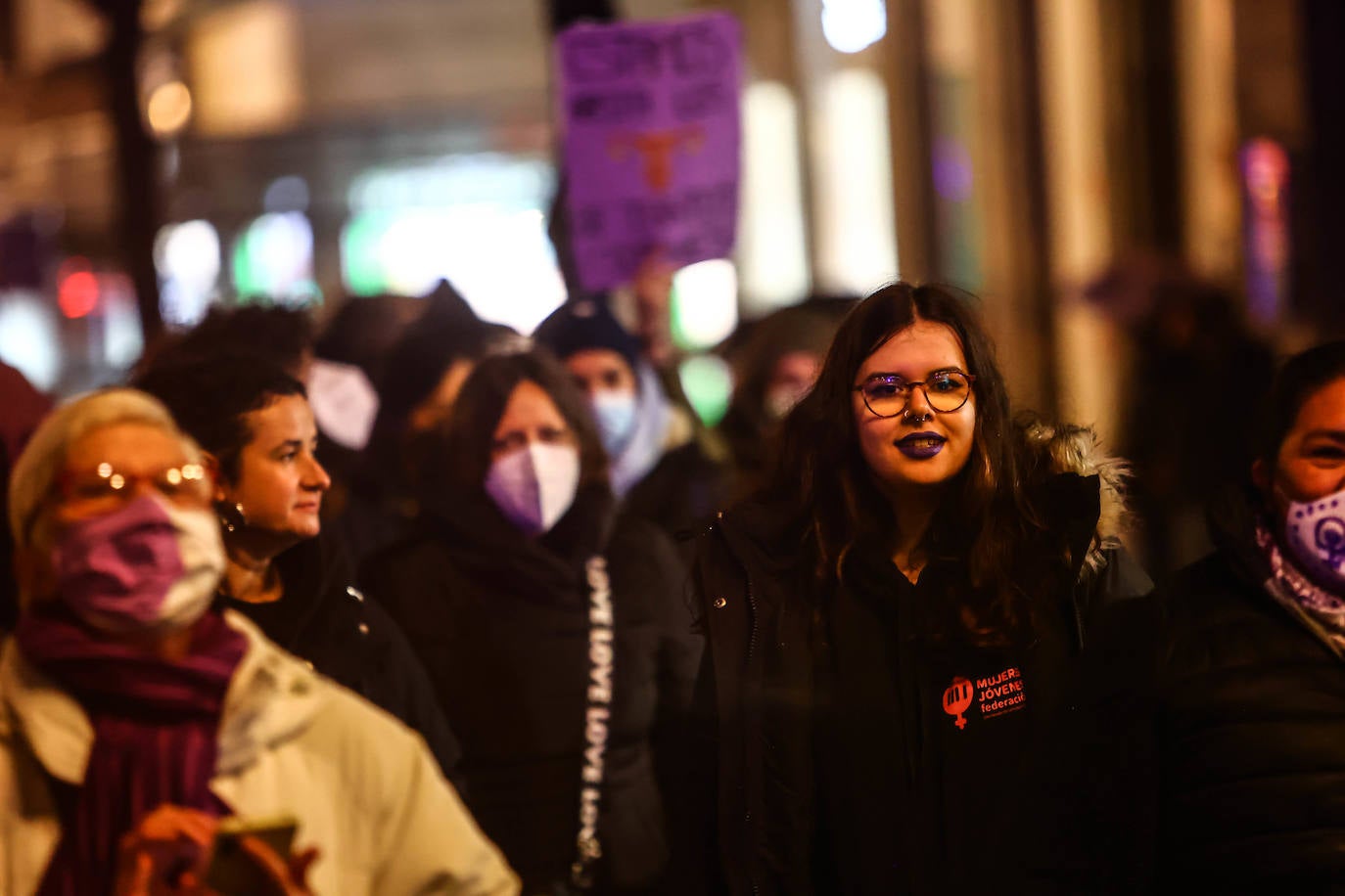 Oviedo acoge la gran manifestación del 25-N en la que más de seiscientas personas, unidas y bajo la lluvia, lanzan un grito de apoyo a las víctimas y reivindican el fin de la violencia machista. La marcha sirve también para poner de relieve el calvario de la violencia vicaria, es decir, el que emplean los agresores para hacer daño a las mujeres a través de sus hijos.